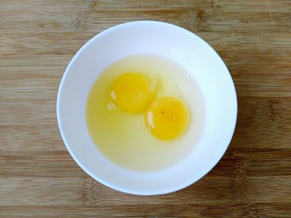 2、花样面条+蟹味鸡蛋炸酱面,鸡蛋打入碗中。