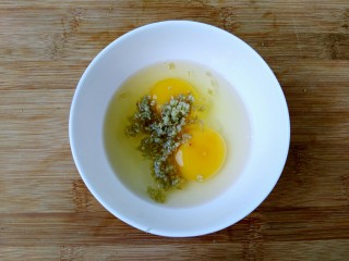 3、花样面条+蟹味鸡蛋炸酱面,生姜切成碎末加入盛有鸡蛋的碗中用筷子搅拌均匀。