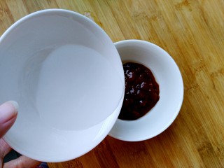 4、花样面条+蟹味鸡蛋炸酱面,豆瓣酱加入大约三十毫升的清水，用筷子搅拌均匀。