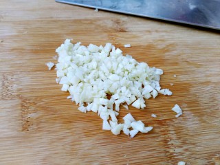 5、花样面条+蟹味鸡蛋炸酱面,大蒜切成碎末备用。