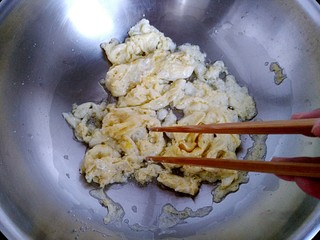 7、花样面条+蟹味鸡蛋炸酱面,待油七分热时倒入鸡蛋，稍微凝固时用筷子打散。