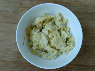 8、花样面条+蟹味鸡蛋炸酱面,把鸡蛋盛入碗中备用。