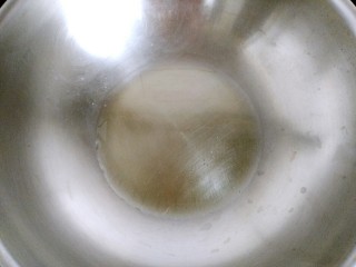 9、花样面条+蟹味鸡蛋炸酱面,炒锅烧热再放入适量植物油。