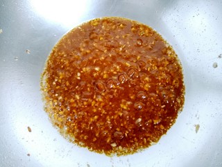 11、花样面条+蟹味鸡蛋炸酱面,倒入豆瓣酱翻炒均匀。