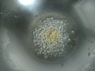 10、花样面条+蟹味鸡蛋炸酱面,加入蒜末爆香！