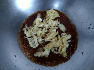 12、花样面条+蟹味鸡蛋炸酱面,倒入摊好的鸡蛋，继续翻炒。