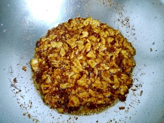 13、花样面条+蟹味鸡蛋炸酱面,翻炒大约两分钟即可关火出锅了！