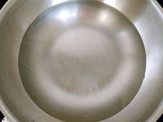 14、花样面条+蟹味鸡蛋炸酱面,酱做好后开始煮面。锅中放入适量清水。