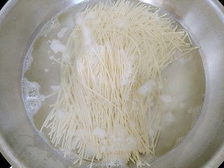 15、花样面条+蟹味鸡蛋炸酱面,水开后加入面条。