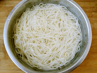 16、花样面条+蟹味鸡蛋炸酱面,待面条煮到没有硬芯即可捞出，放入盛有凉水的盆中。