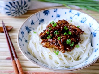 17、花样面条+蟹味鸡蛋炸酱面,一碗香喷喷的蟹味鸡蛋炸酱面就做好了！
