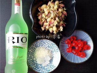 1、玫瑰鸡尾酒,备好食材：锐澳鸡尾酒，玫瑰花茶，QQ糖，冰糖，粗砂糖；锐澳鸡尾酒可放冰箱冷藏2个小时左右；