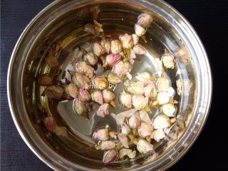 4、玫瑰鸡尾酒,60g玫瑰花茶放进奶锅，倒入适量清水；