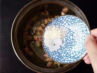 5、玫瑰鸡尾酒,调入冰糖、粗砂糖；