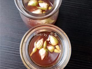 12、玫瑰鸡尾酒,放入第三步冲泡好的玫瑰花茶（只要玫瑰花，茶水不要倒进布丁瓶）；将布丁瓶封口，放入冰箱冷藏；