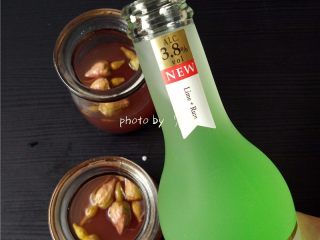 13、玫瑰鸡尾酒,玫瑰花茶冷藏至个人喜欢的口感后，取出，冲入鸡尾酒即可。