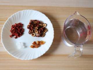 1、桂圆红枣茶,准备好食材;