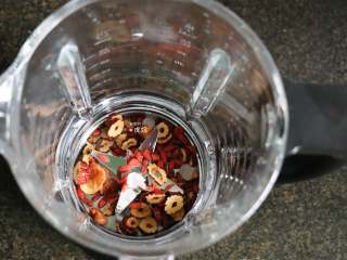 2、桂圆红枣茶,将红枣、干桂圆肉、枸杞子、冰糖全部倒进破壁机搅拌杯里;