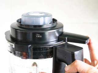 4、桂圆红枣茶,盖上杯盖(事先已将投料盖压紧在杯盖上);