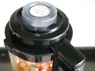 5、桂圆红枣茶,再将杯盖顺时针旋转与杯体扣好;