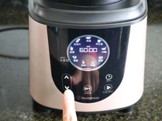 6、桂圆红枣茶,接通电源,按功能键(上下箭头)选择浓汤功能;