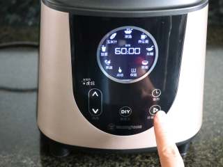 7、桂圆红枣茶,按开始键,破壁机开始工作;