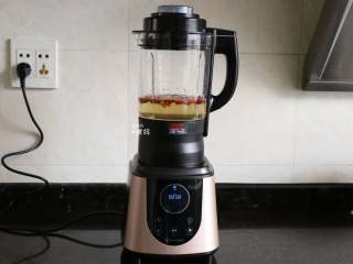 8、桂圆红枣茶,这款西屋破壁机浓汤功能系统设置的时间是一小时,炖煮30分钟后就可以按停止键,拔掉插头,开始喝啦,不用炖煮那么长时间;