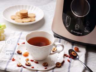 10、桂圆红枣茶,成品,红枣味比直接泡的浓郁,汤色也深一些,配一些小饼干,就是一顿美味又营养的下午茶啦。