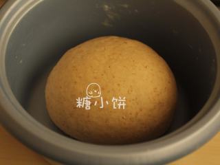 2、杂粮三角包,揉至成团后用保鲜膜盖好。
