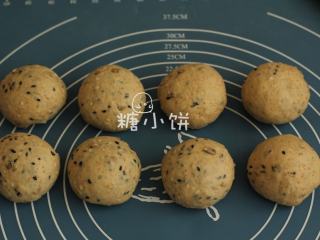 5、杂粮三角包,混好的面团分割成8份,分别滚圆,盖好保鲜膜醒15分钟。