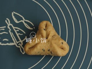 7、杂粮三角包,如图示将三边往中间折叠,在中心处捏合。