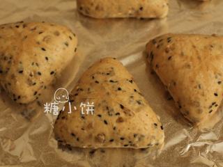 11、杂粮三角包,在表面喷一点点水,贴上油纸花。