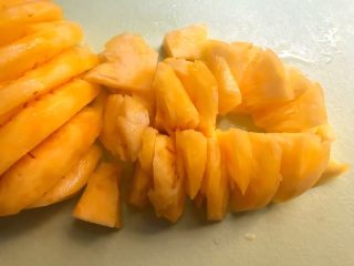 2、菠萝糖水,菠萝削掉外皮，再切成小块，你也可以买的时候让店家帮忙削好，这样更方便一点。