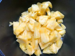 4、菠萝糖水,浸泡好用水冲洗干净，倒入锅里。（锅要没有油的）