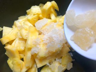 5、菠萝糖水,再倒入适量冰糖。