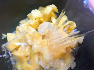 6、菠萝糖水,加入适量水，水量和菠萝齐平即可，盖上盖子，大火把水煮开。