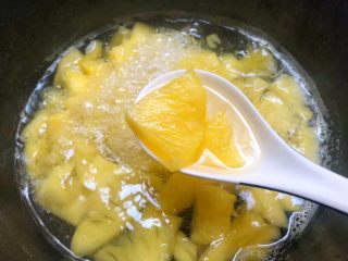 8、菠萝糖水,煮至菠萝呈透明状态即可关火。