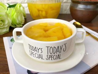 9、菠萝糖水,关火以后把糖水晾凉，倒入事先准备好的玻璃瓶里，放入冰箱冷藏3个小时就可以吃了。