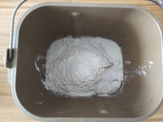 1、薄脆辣牛披萨,水，黄油，中粉放面包机桶内（水可以根据自己使用的面粉吸水率调整）