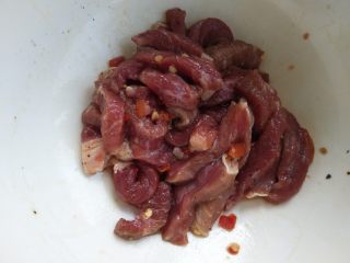 6、薄脆辣牛披萨,牛肉提前用盐，少许生抽，红酒腌制好