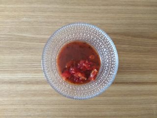 8、薄脆辣牛披萨,披萨酱和剁椒酱混合到一起（比例可以根据自己喜好调整，喜欢辣的可以多放些剁椒酱）