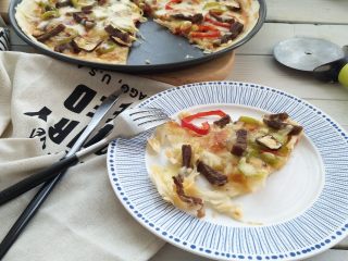 15、薄脆辣牛披萨,烤好后取出，趁热切开