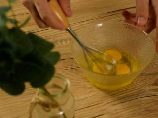 3、培根鸡蛋煎饼，吃完又是元气满满的一天,鸡蛋加1勺盐，充分打散，打出气泡。