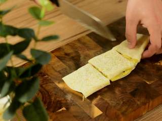 11、培根鸡蛋煎饼，吃完又是元气满满的一天,依个人习惯切不切开都可以。