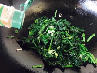 14、 #咸味# 蔬菜蛋炒饭,放入少许白胡椒粉