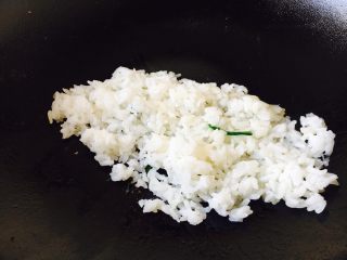 19、 #咸味# 蔬菜蛋炒饭,锅里放少许油，火力，中小火，放入米饭，不停的翻炒。