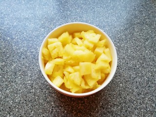 3、菠萝炒饭,取一个大一点容器，放一点点盐加入纯净水，将菠萝果肉在淡盐水里面泡5分钟左右取出，一半的菠萝果肉切成小块炒饭用，另一半可以直接吃了。