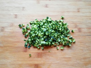 5、菠萝炒饭,黄瓜洗干净去瓤切成小丁。