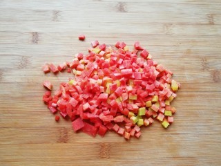 6、菠萝炒饭,红萝卜洗干净切成小丁。