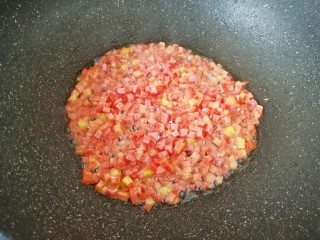 8、菠萝炒饭,炒锅内继续倒入食用油烧热，下入火腿肠和胡萝卜翻炒均匀。